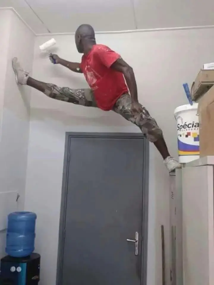 Растяжка ног помогает на шпагате белить стену